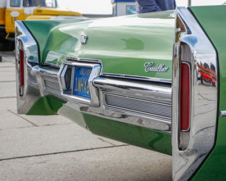 Гигантские крылья и много хрома: на OldCarLand показали 3 невероятных Cadillac
