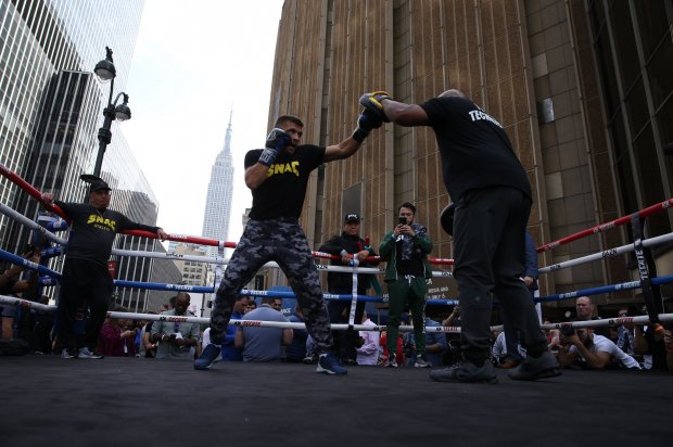 Украинский боксер Сергей Деревянченко провел открытую тренировку на улице в Нью-Йорке: фото