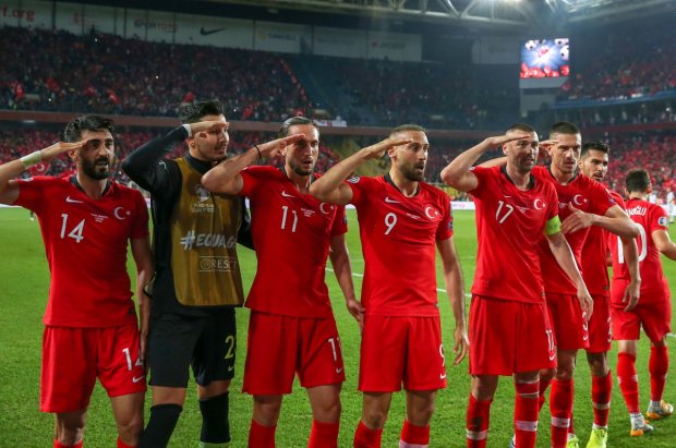 Военное празднование гола сборной Турции: что произошло и реакция УЕФА